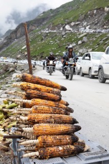 Grilled corn and traffic jam on the road to Rohtang Pass
