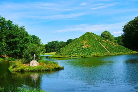 Lake pyramid