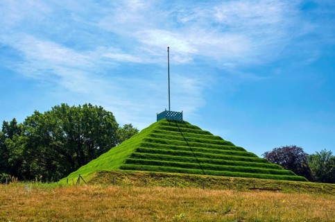 Land pyramid