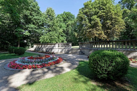 Round bed with flowers