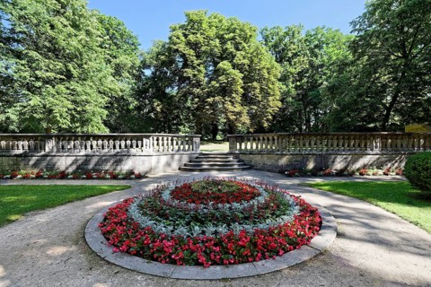 Round bed with flowers