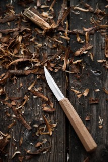 Carving knife and wood chips