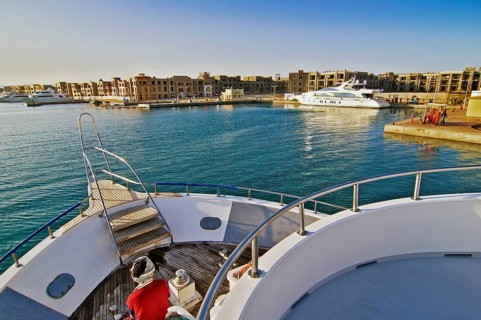 Diving safari boat sails into Port Ghalib harbour