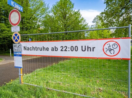 Transparent with inscription 'Nachtruhe ab 22:00 Uhr' and silence pictogram in Mettnaupark