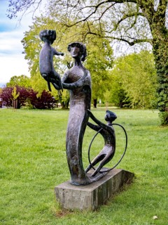 Sculpture 'Geborgene Kindheit