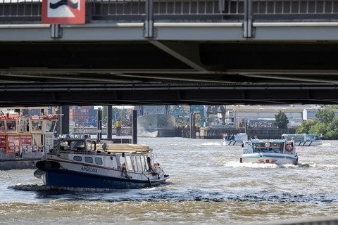 Launches on a harbour tour below the Binnenhafenbruecke