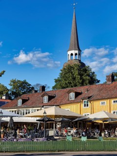 Terrace of a restaurant with tourists