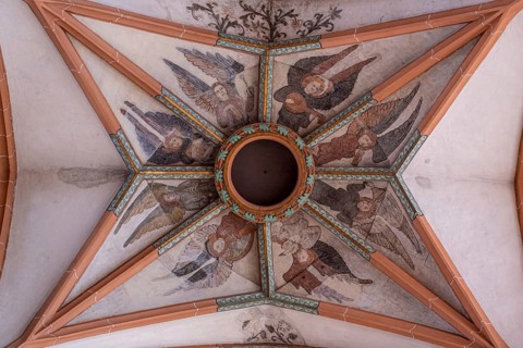 Painting Angel Concert in the ceiling vault of the nave of the Heiliggeistkirche