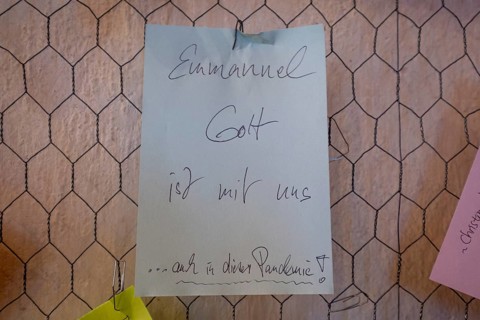 Note on the prayer wall in the Heiliggeistkirche in Heidelberg with thanks for God's assistance during the Corona pandemic