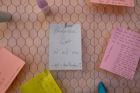 Note on the prayer wall in the Heiliggeistkirche in Heidelberg with thanks for God's assistance during the Corona pandemic