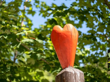 Red wooden heart on the Liebesbankweg