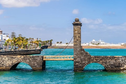 Historic bridge of the balls leading to San Gabriel Castle