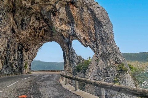 Rock arch on road near Greolieres