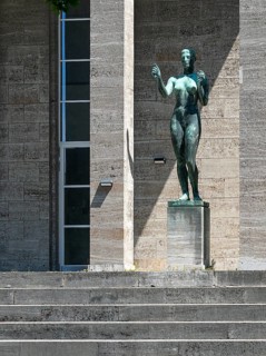 Decathlete and winner at the entrance of the pillar hall in the Olympiapark