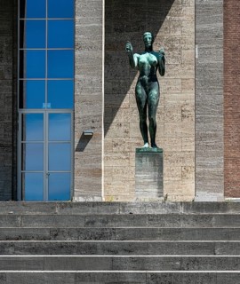 Decathlete and winner at the entrance of the pillar hall in the Olympiapark