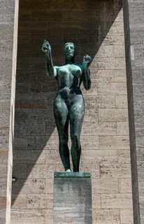 Decathlete and winner at the entrance of the pillar hall in the Olympiapark