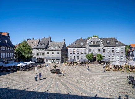 Market square with market fountain and Kaiserringhaus with slate facade