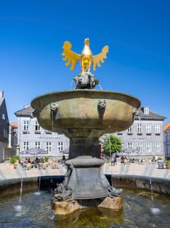 Golden eagle on the market fountain in front of the Kaiserringhaus on the market square