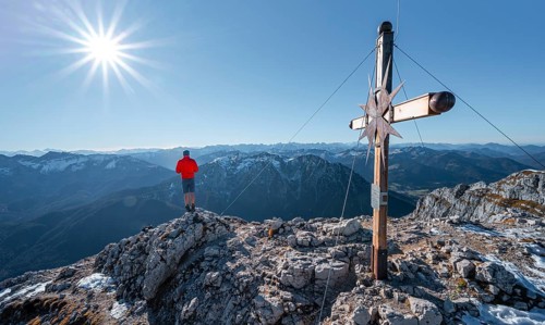 Mountaineer at the summit of the Guffertspitze