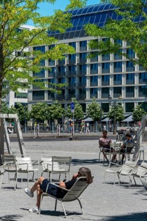 In the midday heat of the city