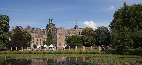 Food and drink stands in front of the castle