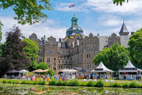 Food and drink stands in front of the castle