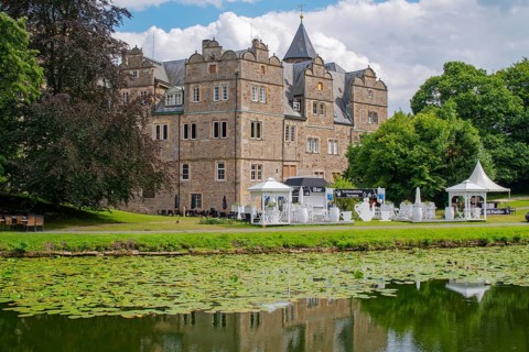 Food and drink stands in front of the castle