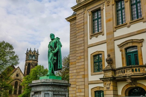 Bronze statue of Carl von Alten in front of the Lower Saxony State Archives