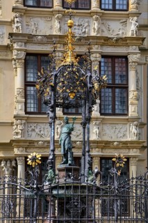 Holzmarkt with Leibnizhaus and Oskar Winter Fountain