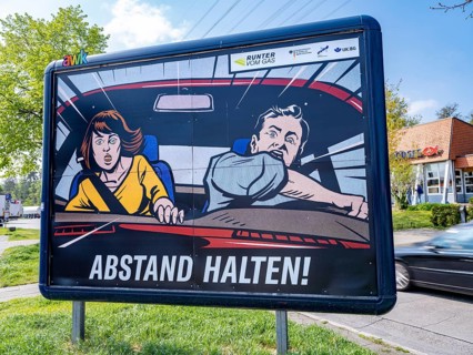 Large warning poster to keep your distance from the Federal Ministry of Transport at the Hardtwald West motorway service area