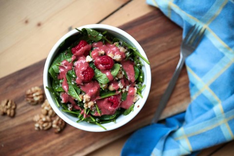Lamb's lettuce with raspberries and vinaigrette and walnuts