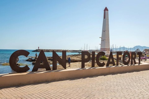 Beach promenade with Can Picafort lettering and obelisk, Can Picafort