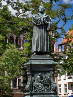 Luther monument by the sculptor Adolf von Donndorf from 1895 on Karlsplatz in Eisenach. The plinth motif shows the reformer Martin Luther,