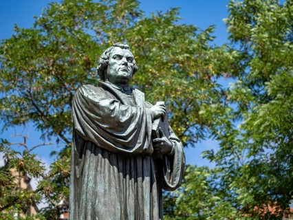 Luther monument by the sculptor Adolf von Donndorf from 1895 on Karlsplatz in Eisenach. The reformer Martin Luther,