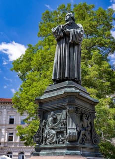 Luther monument by the sculptor Adolf von Donndorf from 1895 on Karlsplatz in Eisenach. The reformer Martin Luther,