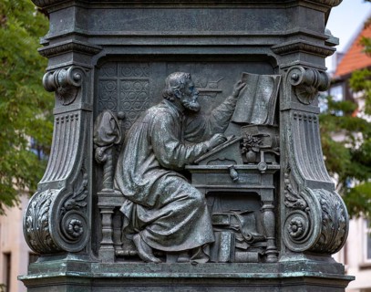 Luther monument by the sculptor Adolf von Donndorf from 1895 on Karlsplatz in Eisenach. The plinth motif shows the reformer Martin Luther,