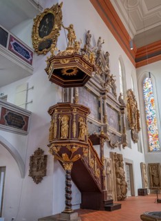 Georgenkirche, interior with pulpit