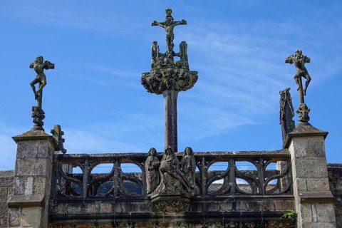 Calvary Calvaire crucifixion group on the triumphal arch, Enclos paroissial Eglise Saint-Salomon de La Martyre enclosed parish
