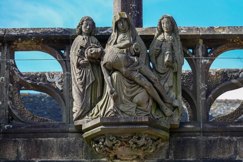 Deposition of the cross Pieta at the triumphal arch, enclosed parish Enclos paroissial Eglise Saint-Salomon de La Martyre