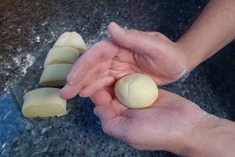 Swabian cuisine, preparing steam noodle burgers