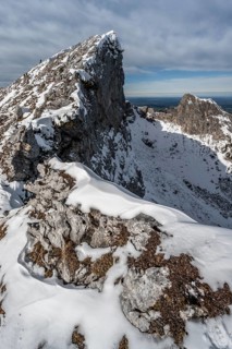 Snowy rocky ridge and view into the valley, Fensterl on the hiking trail to Ammergauer Hochplatte