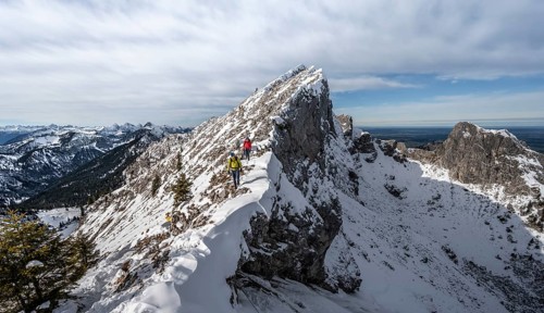 Two mountaineers on a narrow snowy rocky ridge, Fensterl on the hiking trail to Ammergauer Hochplatte