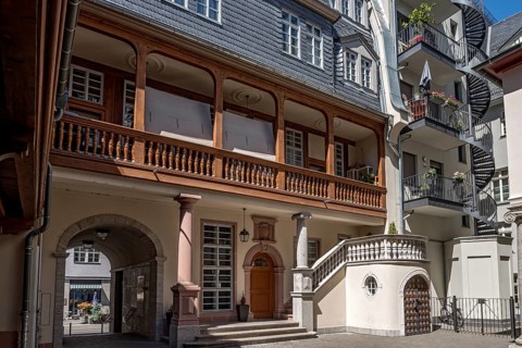 Reconstructed and modern town houses, Hof zum Goldenen Laemmchen