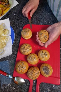 Swabian cuisine, preparing steam noodle burgers