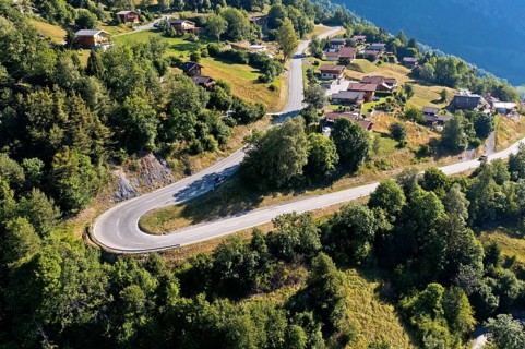 Hairpin bend in the village of Dugny, Leytron