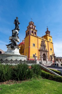 Monumento a La Paz before the Basilica Colegiata de Nuestra Senora, Unesco site Guanajuato