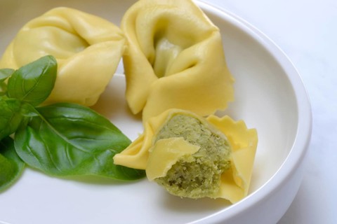 Tortelloni with basil pesto filling, opened
