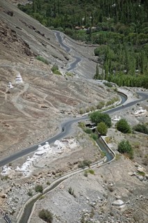 Small white stupa by the road, Hunder Gompa