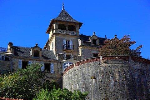 Tower and enclosure wall as the last remains of the fortress of the Counts of Perigord, Montignac-Lascaux