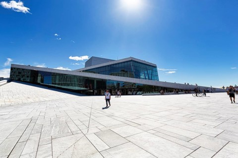 Pedestrians on the white forecourt and roof of the opera house in summer, Snohetta architectural office